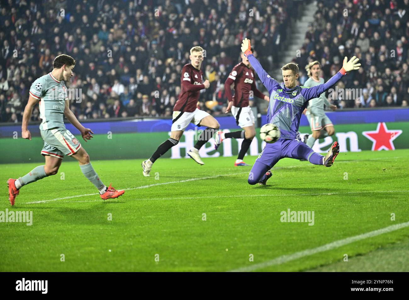 Prag, Tschechische Republik. November 2024. Julian Alvarez aus Atletico, links, schießt sein zweites Tor während des 5. Runde-Matches Sparta Praha gegen Atletico Madrid in Prag, Tschechien, 26. November 2024. Rechts ist Torhüter von Sparta Peter Vindahl. Quelle: Roman Vondrous/CTK Photo/Alamy Live News Stockfoto