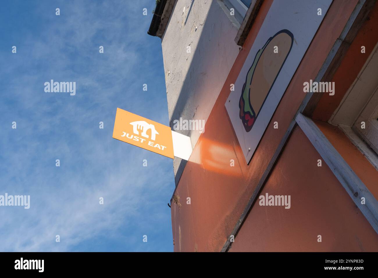 Essen Sie einfach ein Schild über einem Take-away in The Vennel, Dumfries, Schottland. Eine von vielen Mitnahmestellen im Stadtzentrum, die Online-Bestellung und -Lieferung nutzen. Stockfoto