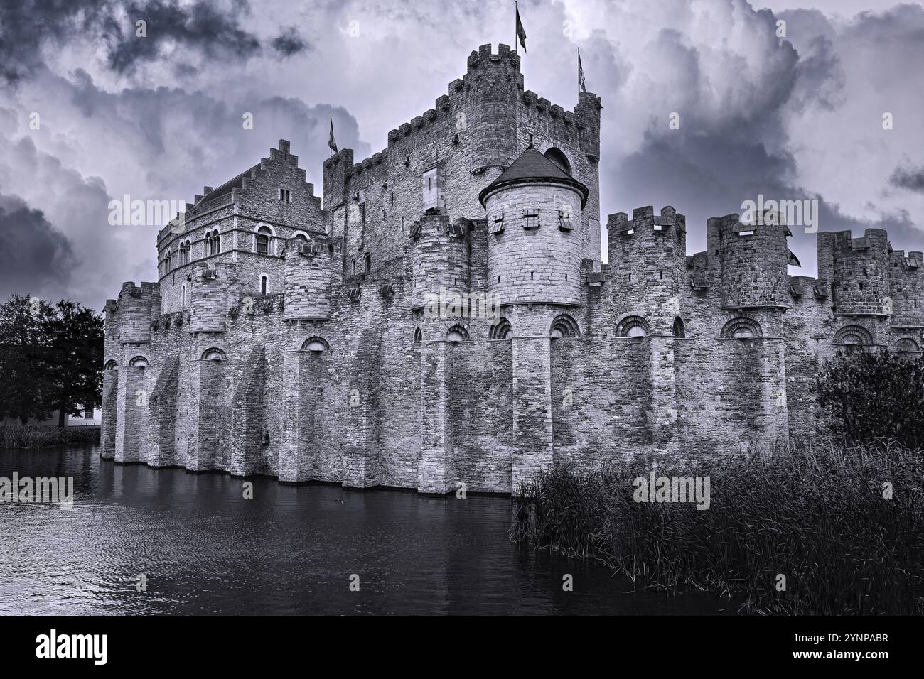 Burg Gravensteen, deutsche Burg Grafenstein, Wasserburg, Schwarz-weiß-Bildkomposition, Gent, Flandern, Belgien, Europa Stockfoto