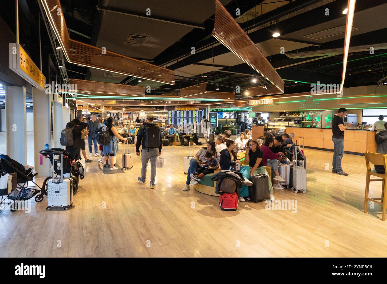 Fluggäste in der Abflug-Lounge, im Inneren des Flughafenterminals von Sao Paulo oder am internationalen Flughafen Guarulhos, Sao Paulo Brasilien Südamerika Stockfoto