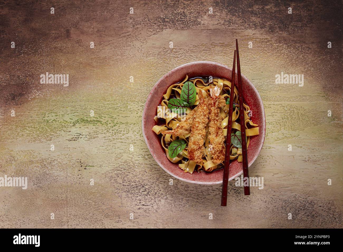 Udon-Nudeln mit Garnelen in Tempura, japanische Küche, hausgemacht, keine Leute Stockfoto