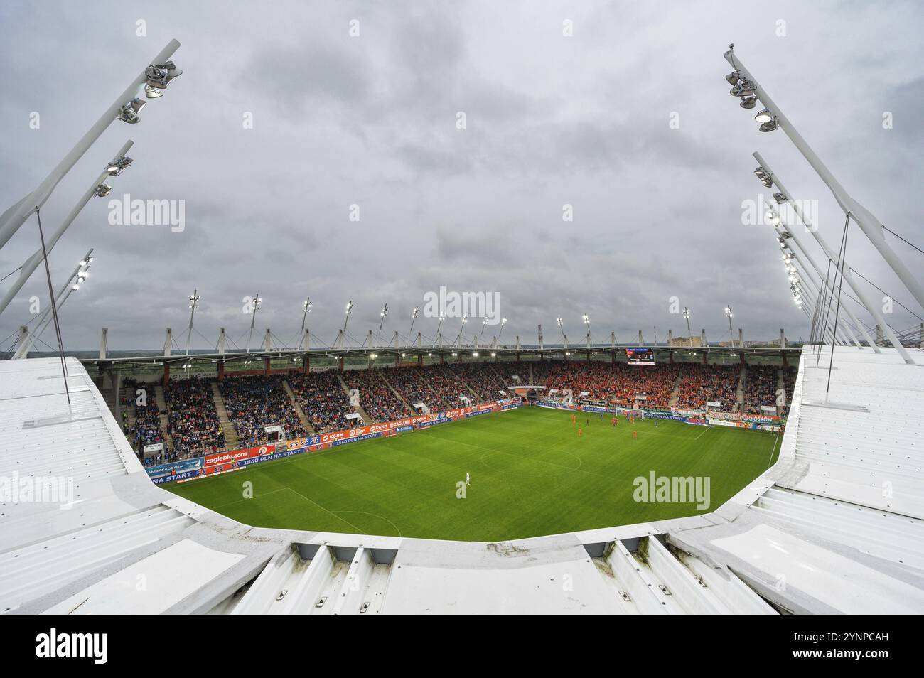 LUBIN, POLEN - 6. AUGUST 2023: Fußballspiel polnischer PKO Ekstraklasa zwischen KGHM Zaglebie Lubin gegen Lech Posen 1:1. Aus der Vogelperspektive auf das Stadion Stockfoto