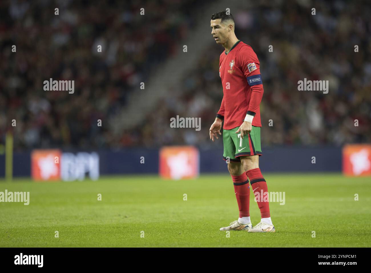 Fußballspiel, Kapitän Cristiano RONALDO CR7 Portugal vor dem Freistoß mit konzentriertem Blick auf den Ball, Sequenz 27, Estadio do Dragao, P Stockfoto