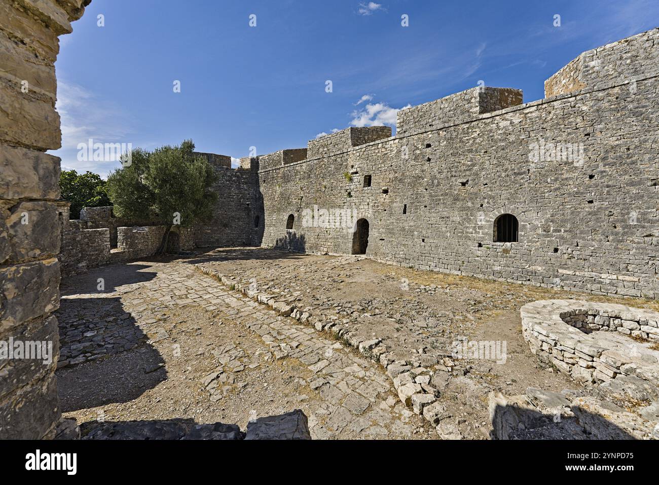 Schloss Porto palermo von innen. Es ist viel Stein ohne Farben Stockfoto