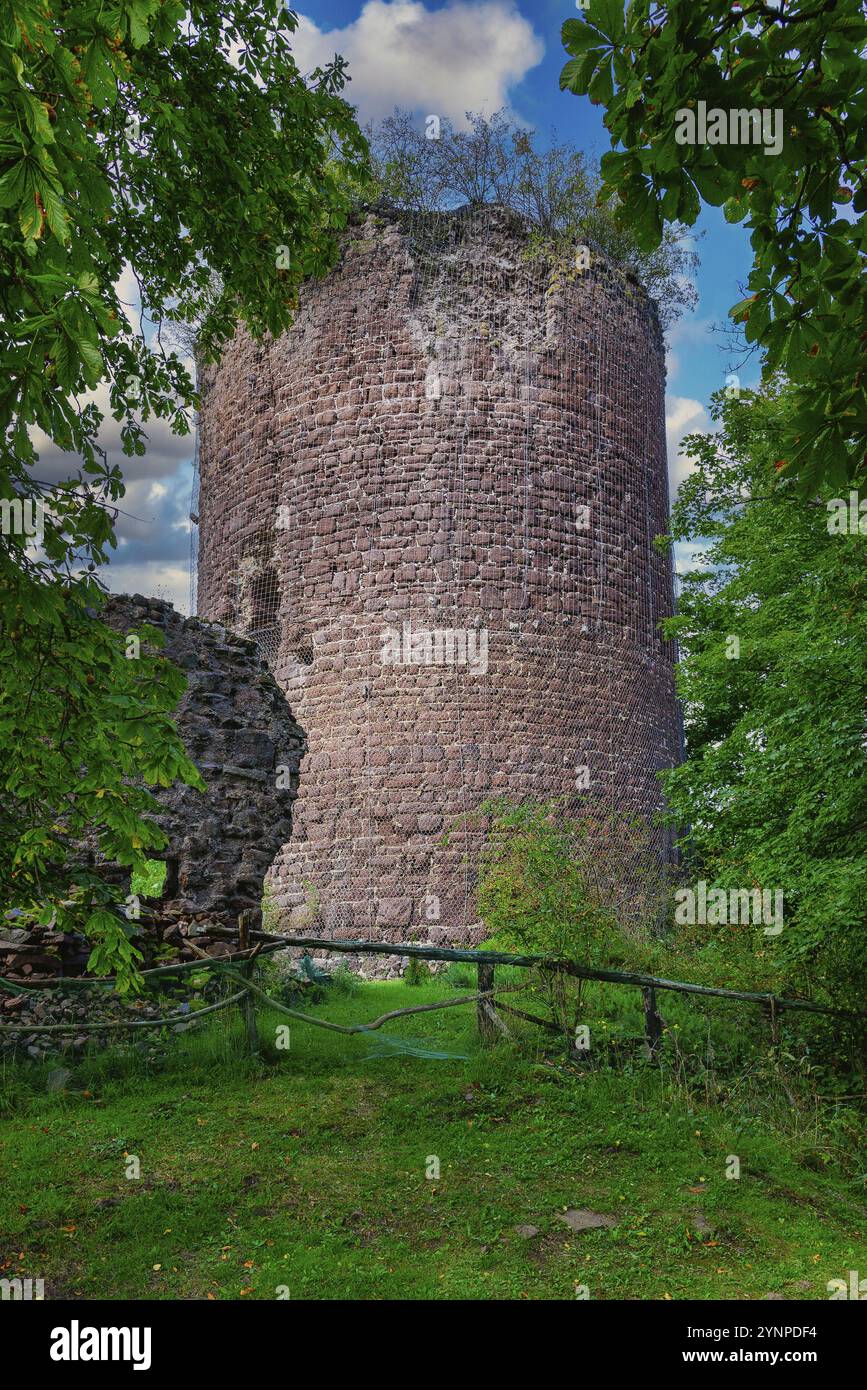 Ein Blick auf die Ebersburg bei Nordhausen bei gutem Wetter mit aufregenden Wolken Stockfoto