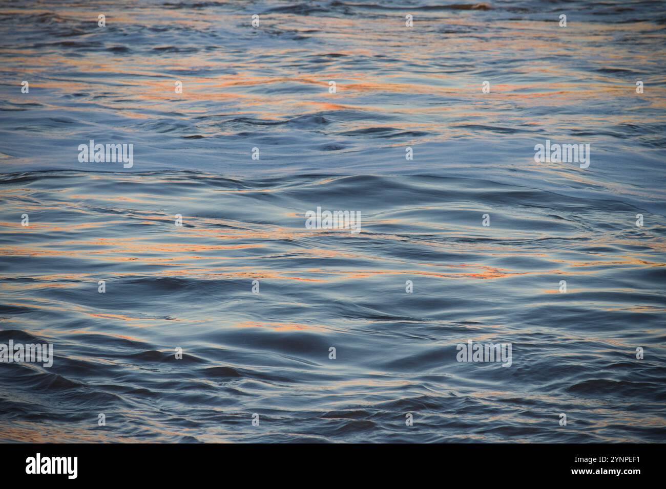 Reflexionen auf der Wasseroberfläche, Wellen mit blauen Mustern, glatte Muster, Bernsteinmuster, schlechte Lichtmuster, Nofolk, UK Stockfoto