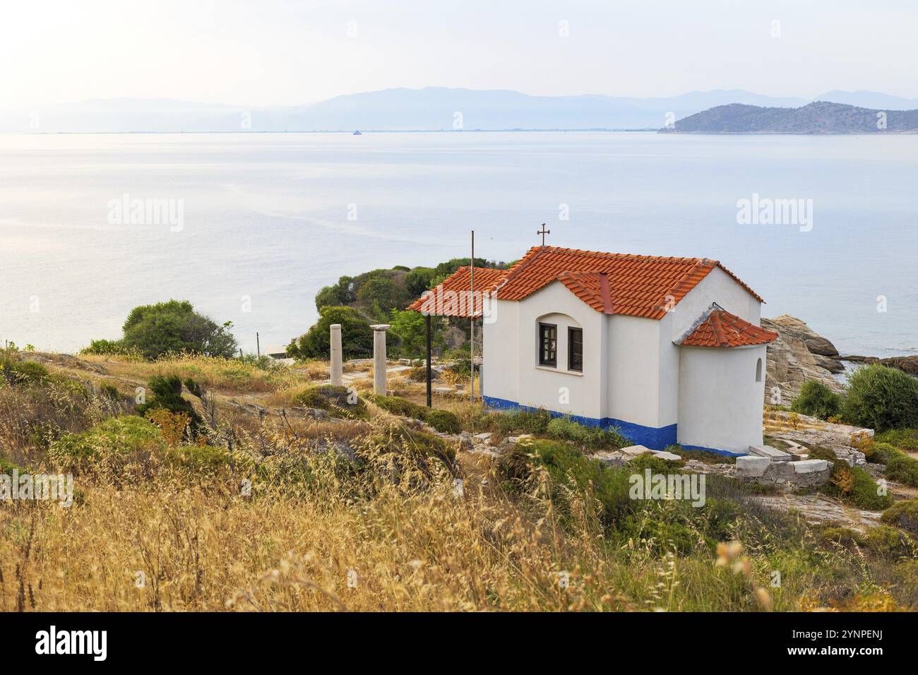 Griechenland, Thassos, Kirche, Kapelle Hochwinkel und Meereslandschaft, griechische Insel in der nördlichen Ägäis, Europa Stockfoto