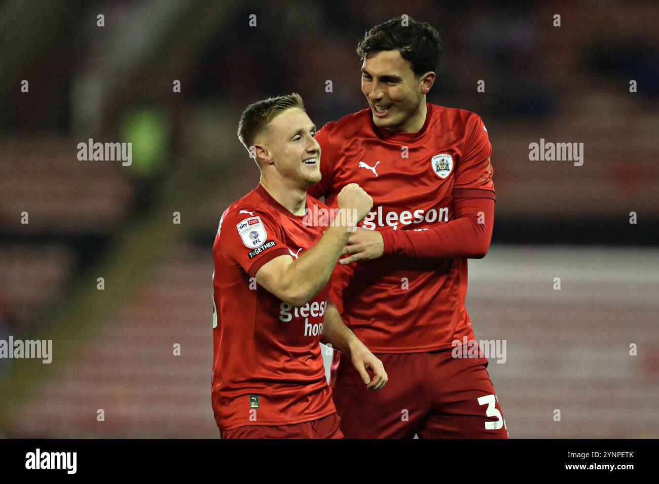 Davis Keillor-Dunn von Barnsley feiert mit Josh Earl während des Spiels Barnsley vs Reading in Oakwell, Barnsley, Großbritannien, 26. November 2024 (Foto: Sam Eaden/News Images) Stockfoto