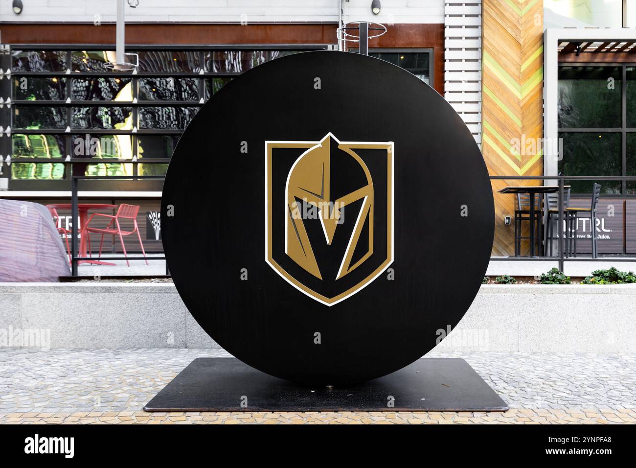 Ein NHL Vegas Golden Knights Schild in Form eines Hockeypucks, das in der Nähe der T-Mobile Arena ausgestellt wird. Stockfoto