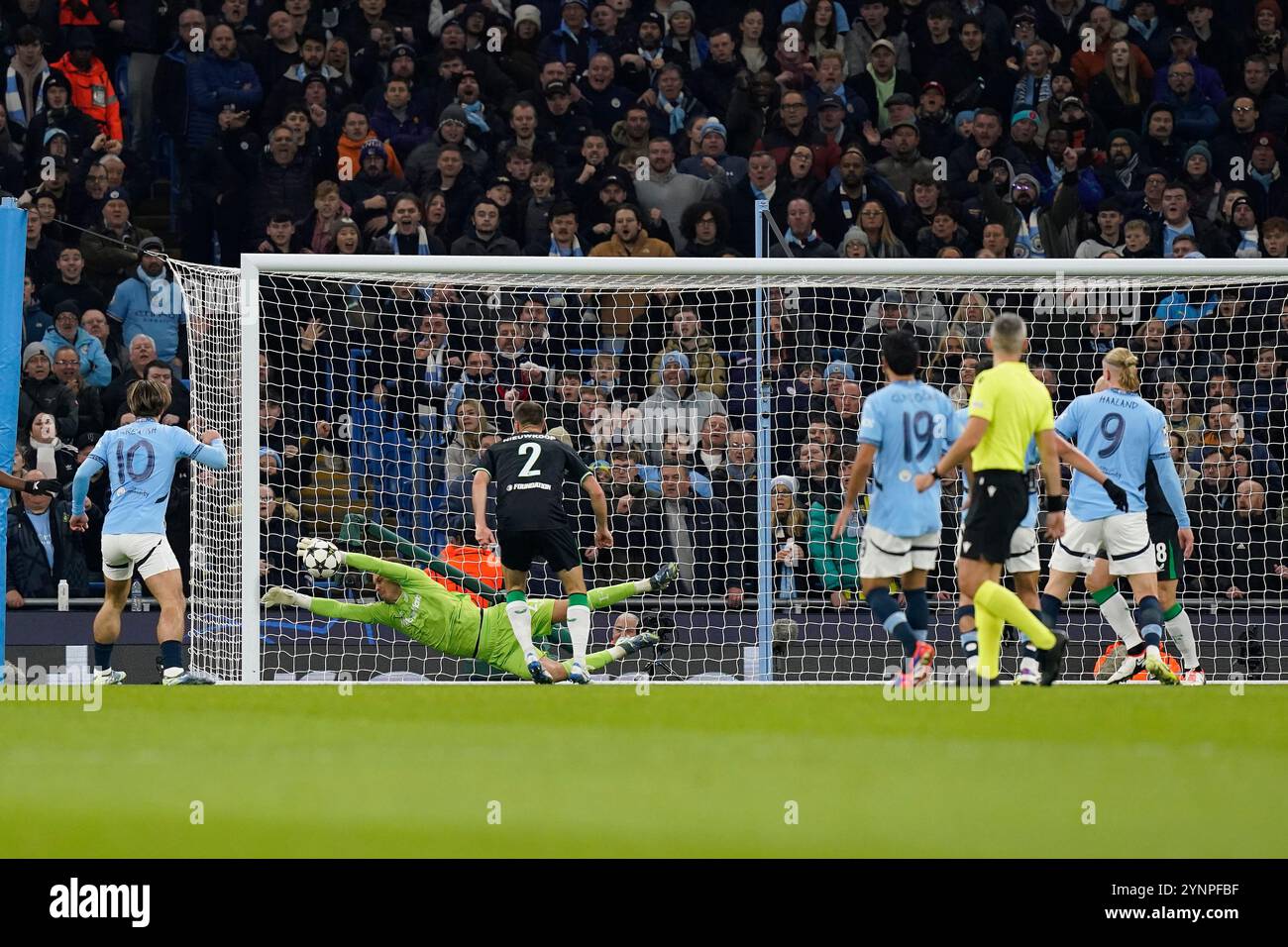 Manchester, Großbritannien. November 2024. Timon Wellenreuther aus Feyenoord holt sich beim UEFA Champions League-Spiel im Etihad-Stadion einen Kopfball vor Erling Haaland aus Manchester City. Der Bildnachweis sollte lauten: Andrew Yates/Sportimage Credit: Sportimage Ltd/Alamy Live News Stockfoto