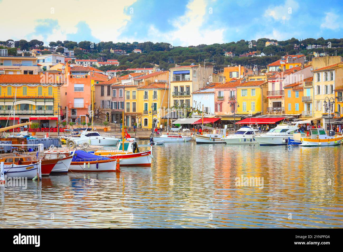 Marseille, Frankreich - 7. April 2019 : Blick auf bunte Gebäude und Boote in dem kleinen Dorf Port-Cassis, Frankreich Stockfoto