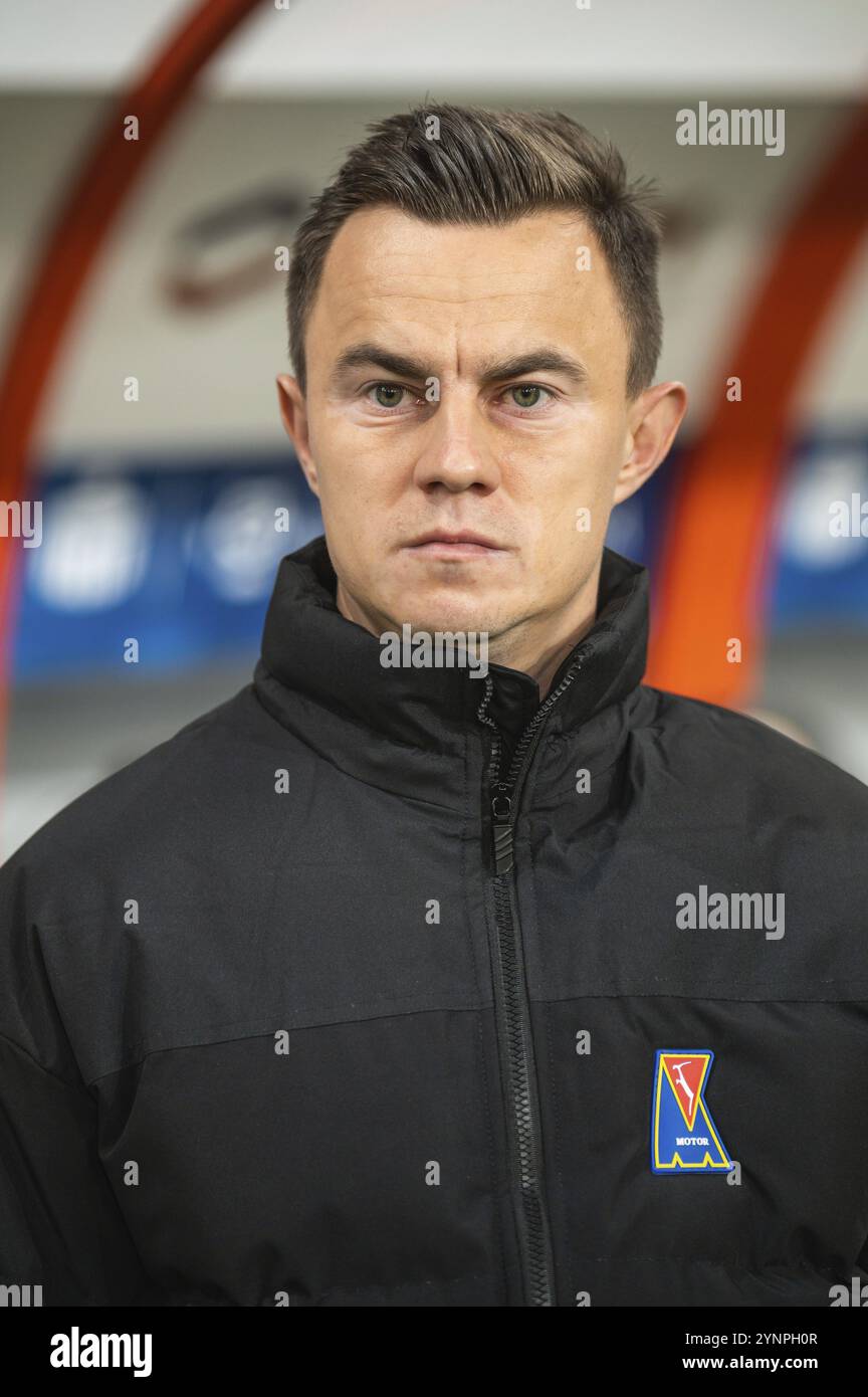 LUBIN, POLEN - 22. NOVEMBER 2024: Fußballspiel PKO Ekstraklasa zwischen KGHM Zaglebie Lubin und Motor Lublin. Mateusz Stolarski Cheftrainer von Stockfoto