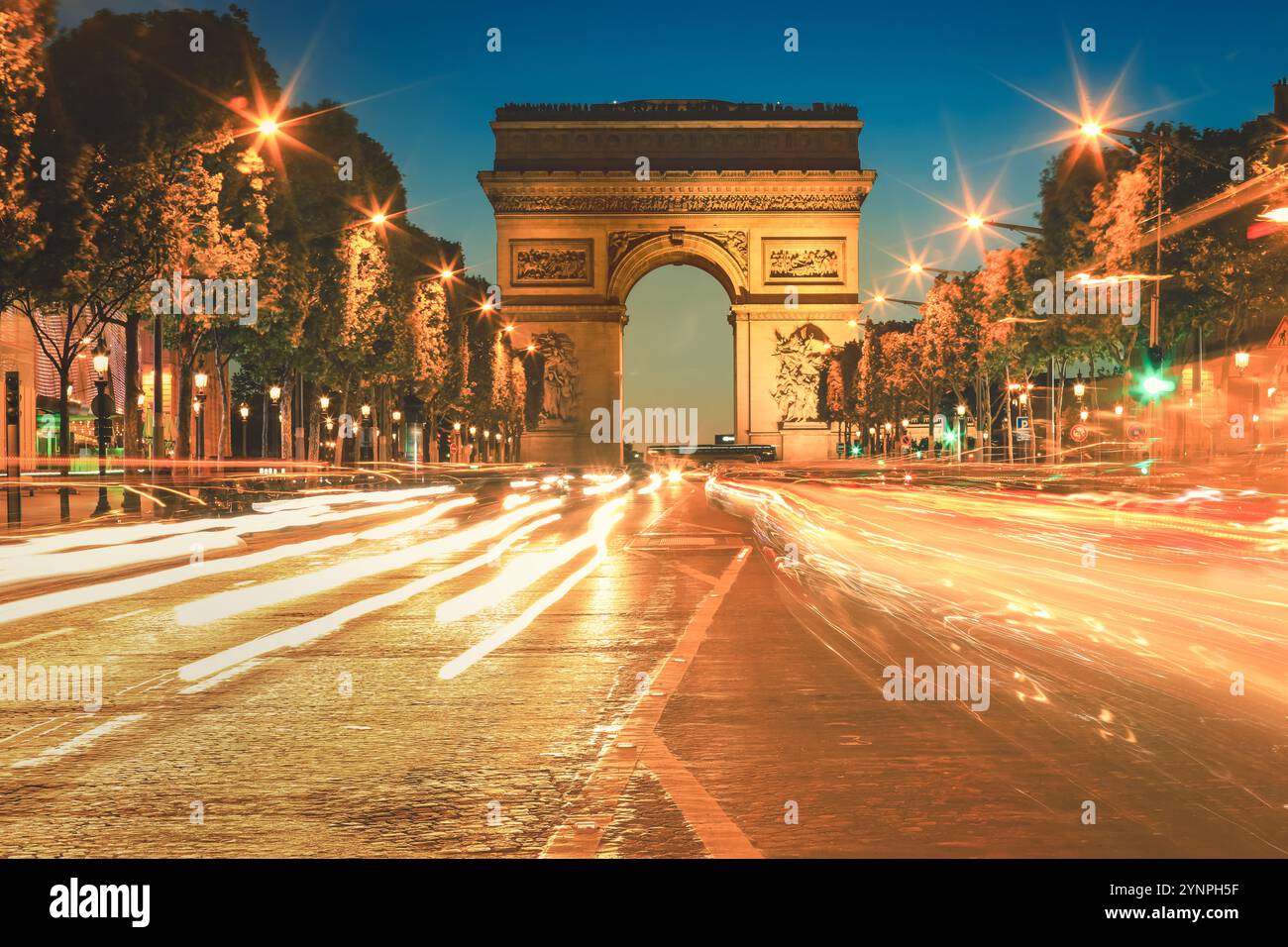 Avenue des Champs Elysees. Arc de Triomphe und Lichtwege in der Dämmerung, Paris Stockfoto