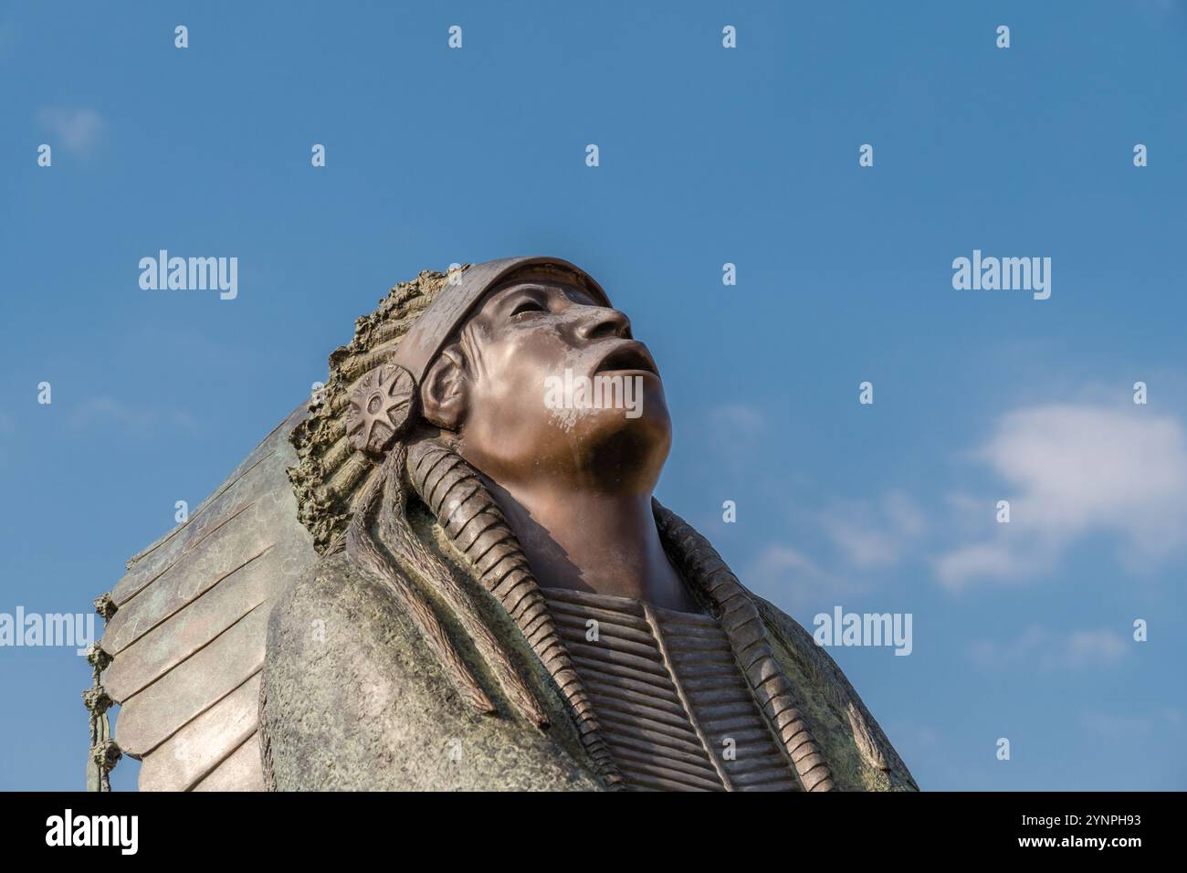 Albuquerque, NM, USA-7. Dezember 2022: Skulptur eines indigenen amerikaners im Albuquerque Museum. Stockfoto
