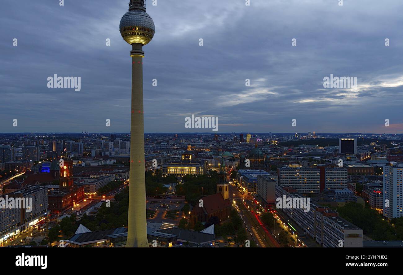 Berliner fernsehturm, fotografiert bei Sonnenuntergang, fotografiert von der anderen Aussichtsplattform des Hotels Stockfoto