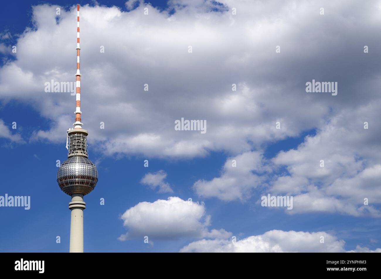 Berliner Fernsehturm am Alexanderplatz während des Tages. Foto an einem sonnigen Tag mit teilweise Wolken genommen Stockfoto