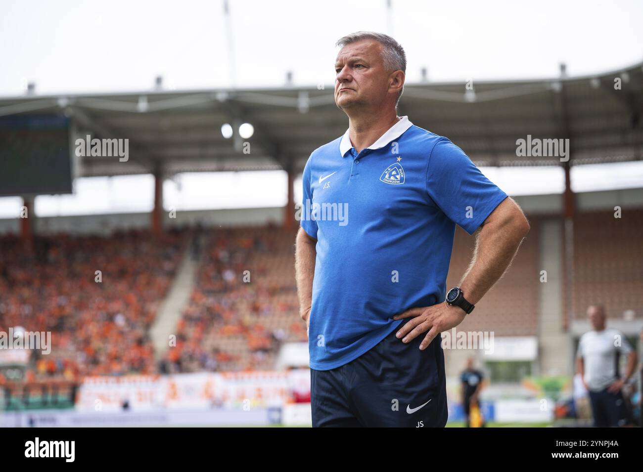 LUBIN, POLEN - 23. JULI 2023: Fußballspiel polnischer PKO Ekstraklasa zwischen KGHM Zaglebie Lubin gegen Ruch Chorzow 2:1. Jaroslaw Skrobacz Cheftrainer von Stockfoto