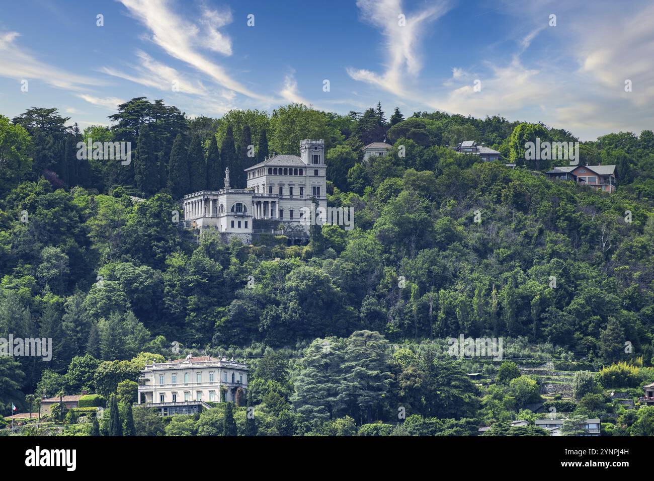 Blick auf die Villa Dosso Pisani am Comer See von der Stadt Como im schönen Italien Stockfoto