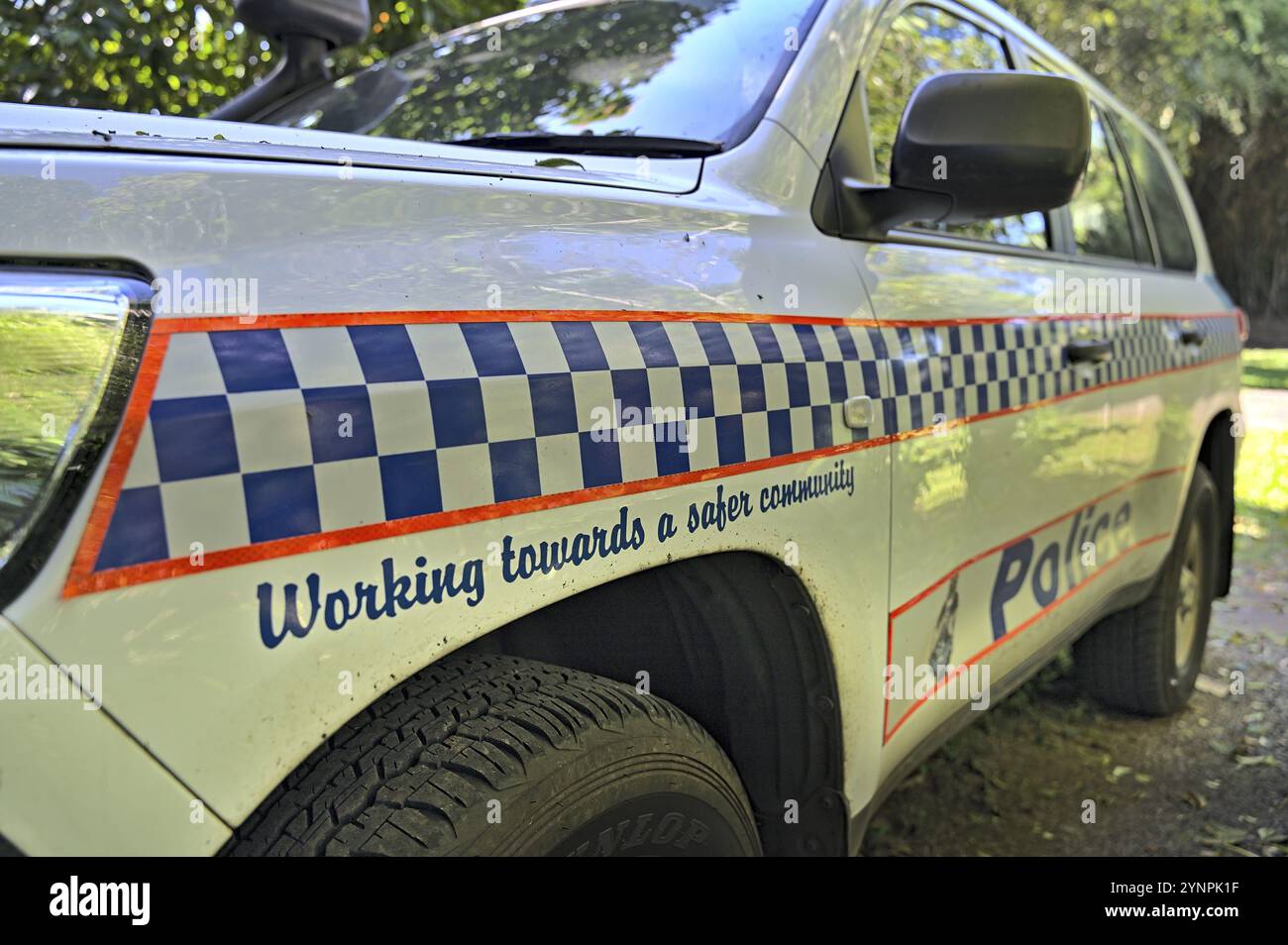 Polizeiauto in Queensland Australien mit Fokus auf die Botschaft. Es war auf einem Campingplatz geparkt, auf dem ich übernachtet habe Stockfoto