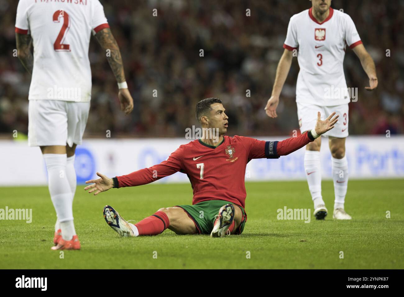 Fußballspiel, Kapitän Cristiano RONALDO CR7 Portugal Centre wurde gerade angegriffen und sitzt mit erhobenem rechten Arm auf dem Boden, auf dem Weg zum ri Stockfoto