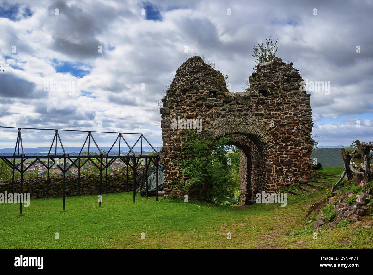 Ein Blick auf die Ebersburg bei Nordhausen bei gutem Wetter mit aufregenden Wolken Stockfoto