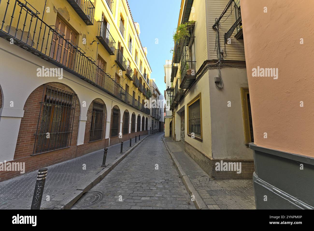 Eine Zufallsstraße in der Stadt Sevilla ohne Fußgänger Stockfoto