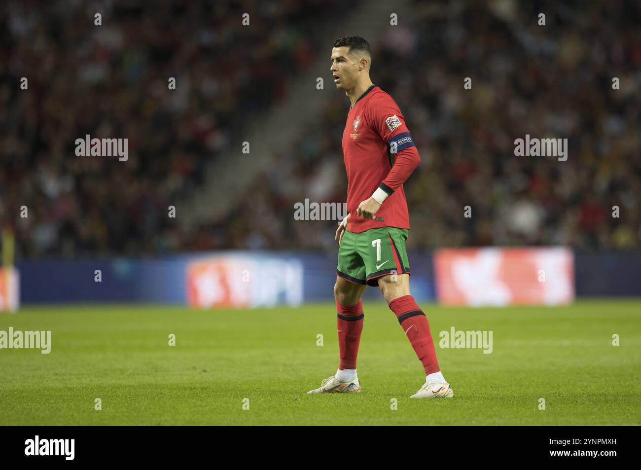 Fußballspiel, Kapitän Cristiano RONALDO CR7 Portugal vor dem Freistoß mit gespreizten Beinen nach links und rechts, Sequenz 14, Estadio Stockfoto