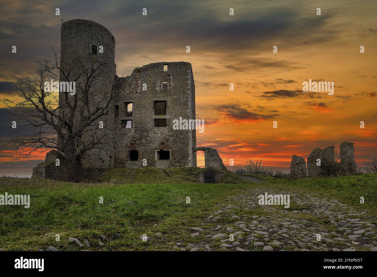 Blick auf Schloss Arnstein im Winter mit dunklen Wolken am Himmel Stockfoto