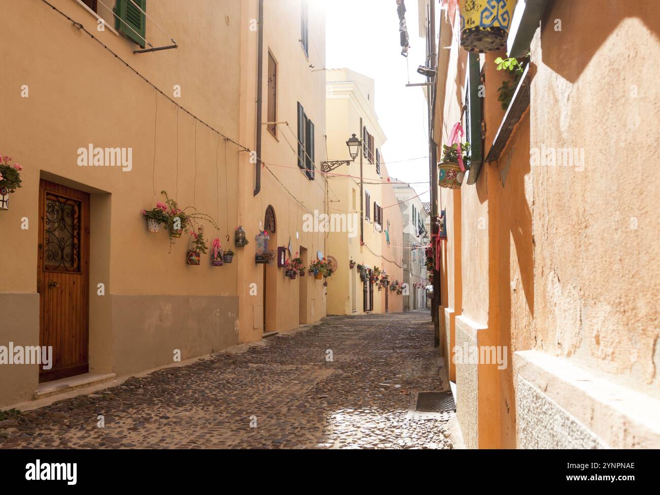 Ausblick auf den kleinen Straßen im historischen Zentrum. Alghero, Sardinien. Italien Stockfoto