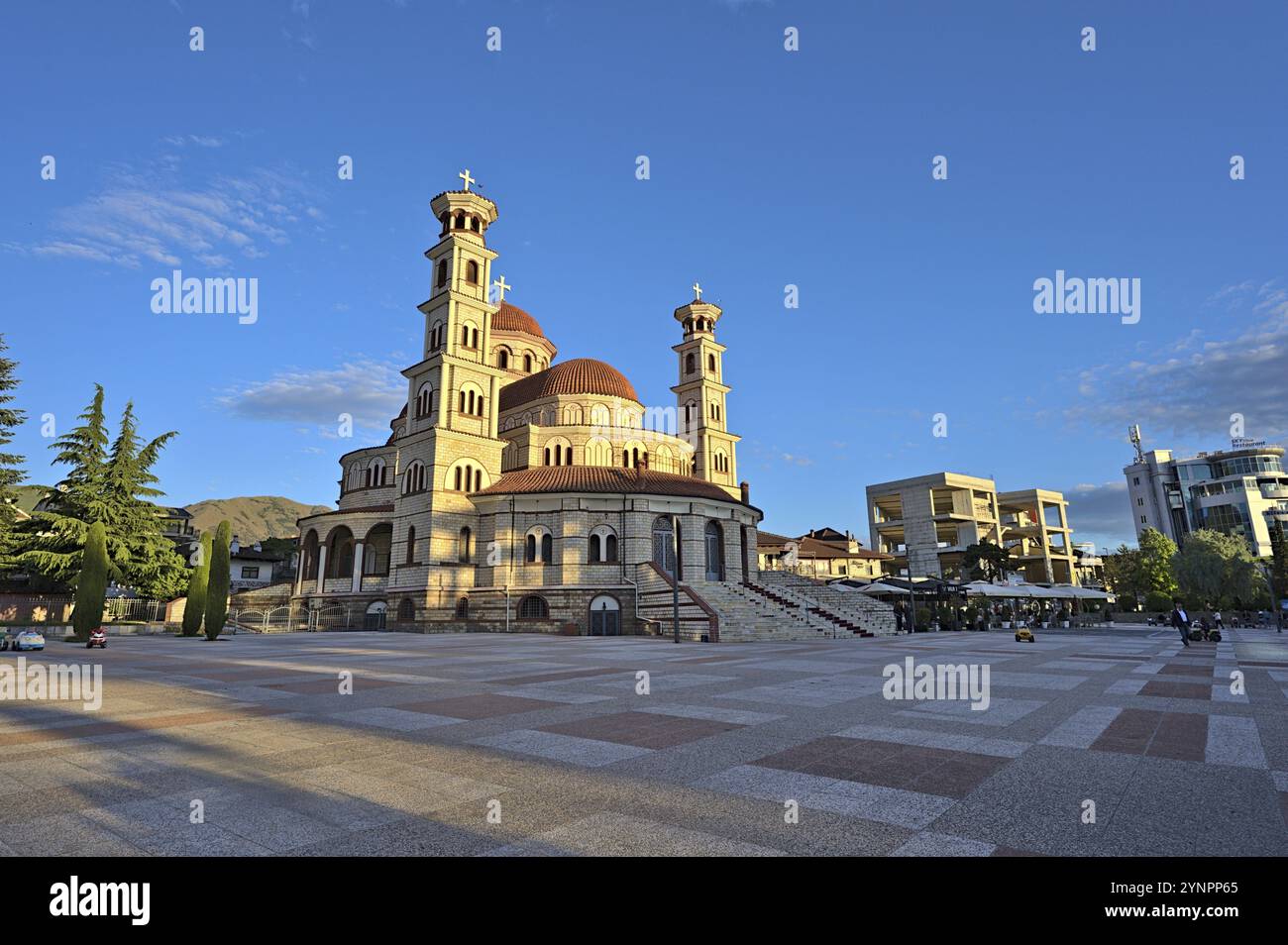 Die Auferstehung Christi Kathedrale von Korca und der Platz ohne Menschen Stockfoto