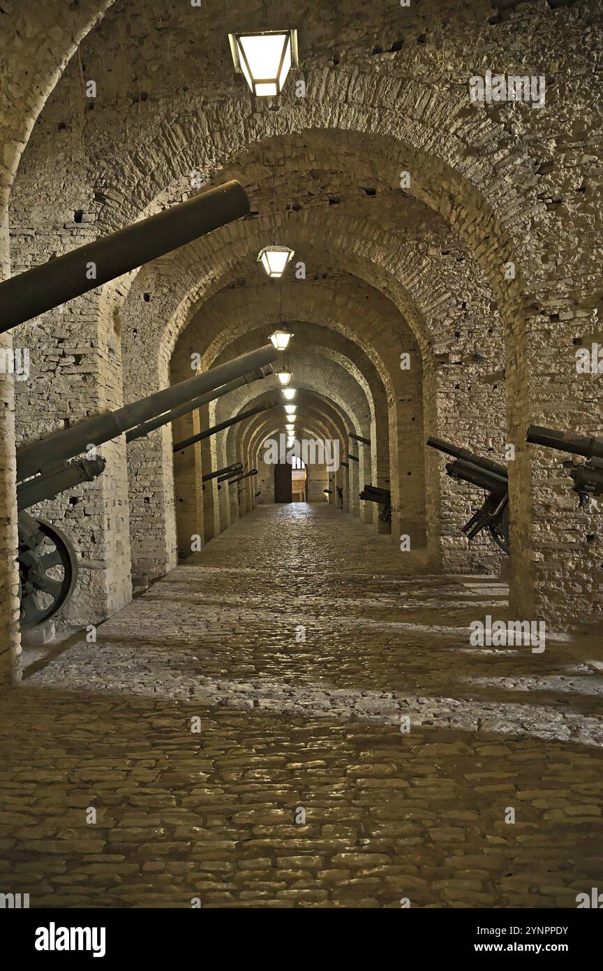 Foto aus dem Inneren des Schlosses von Gjirokastra In der Halle mit all den historischen Geschützen Stockfoto