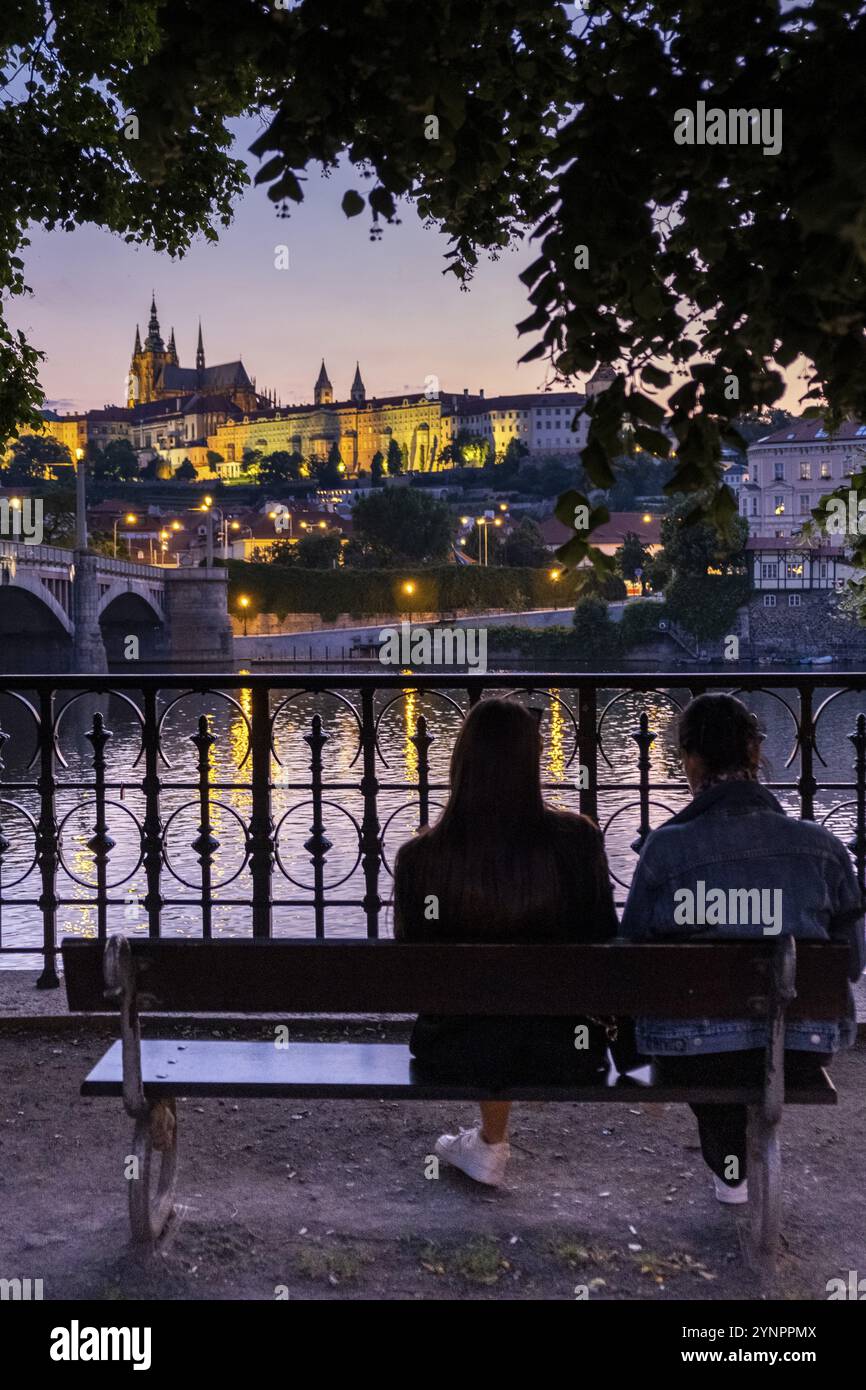 Romantischer Blick auf den Fluss Moldau bei Sonnenuntergang im Sommer. Praga, Tschechische Republik, Europa Stockfoto