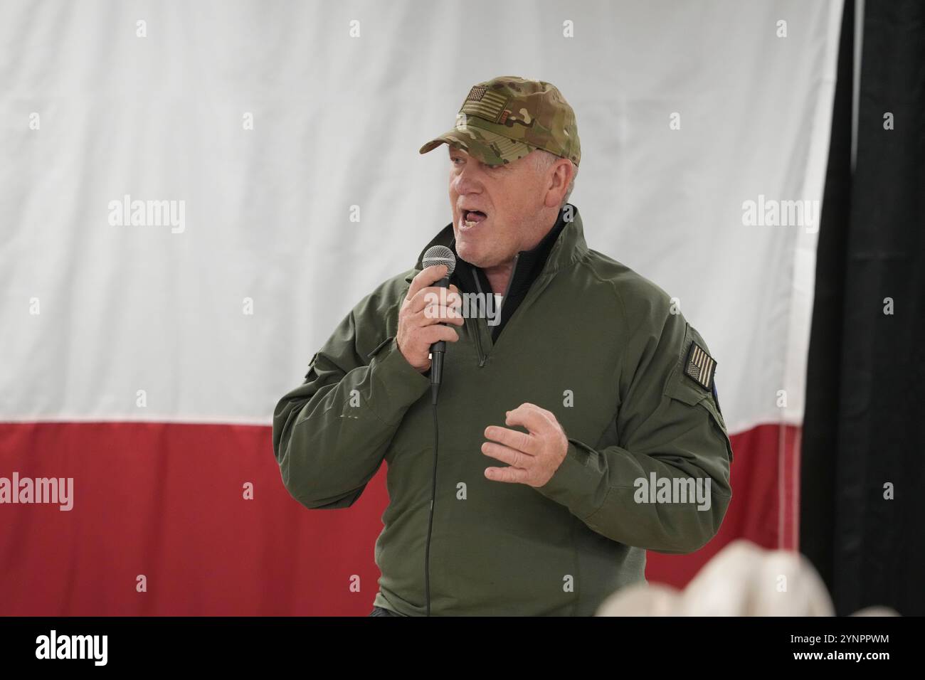 Eagle Pass Texas USA, 26. November 2024: Der neu ernannte „Grenzzar“ TOM HOMAN spricht im Speisesaal des Forward Operating Base für die Operation Lone Star, die Sicherheit entlang der Grenze zwischen den USA und Mexiko im Süden von Texas bietet. Später servierte Homan Thanksgiving-Mahlzeiten mit Gouverneur Greg Abbott aus Texas. Quelle: Bob Daemmrich/Alamy Live News Stockfoto