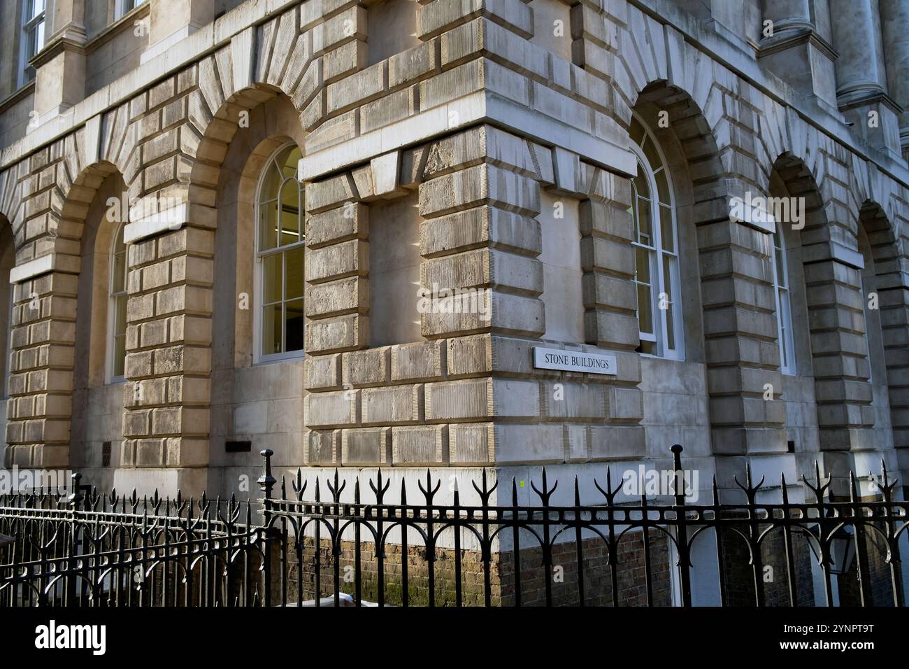 Steinfelder auf dem Gebäude im Lincolns Inn in der Nähe der Chancery Lane in London England Großbritannien. KATHY DEWITT Stockfoto