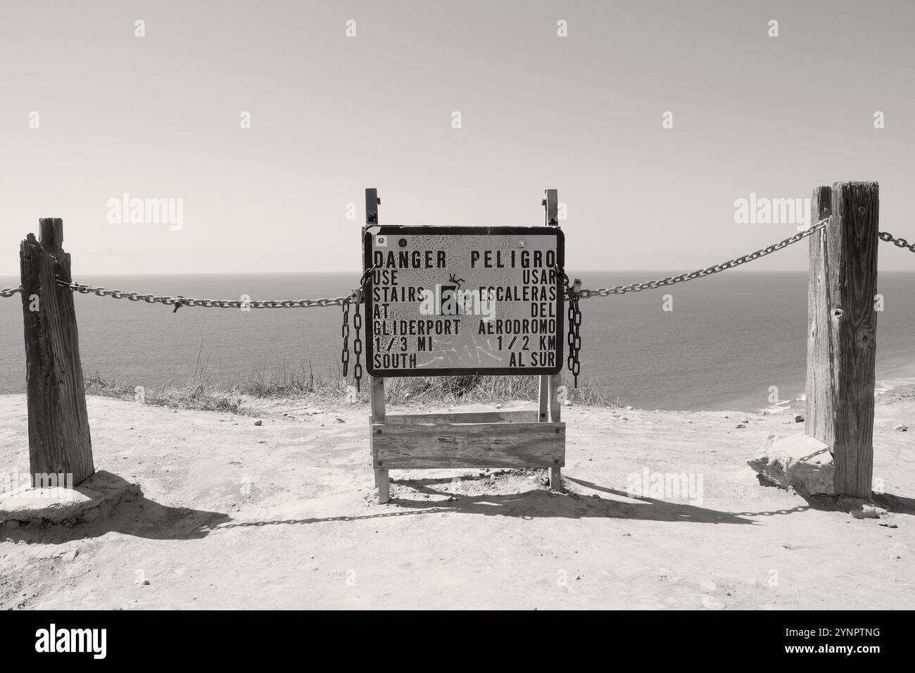 Schwarzes und weißes Schild für die Küstensicherheit Stockfoto