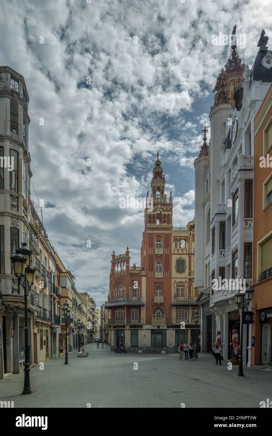 Die Giralda ist ein neo-mudéjar und andalusischem regionalistischem Stil Gebäude in Badajoz, Spanien. Es liegt an der Plaza de la Soledad Stockfoto