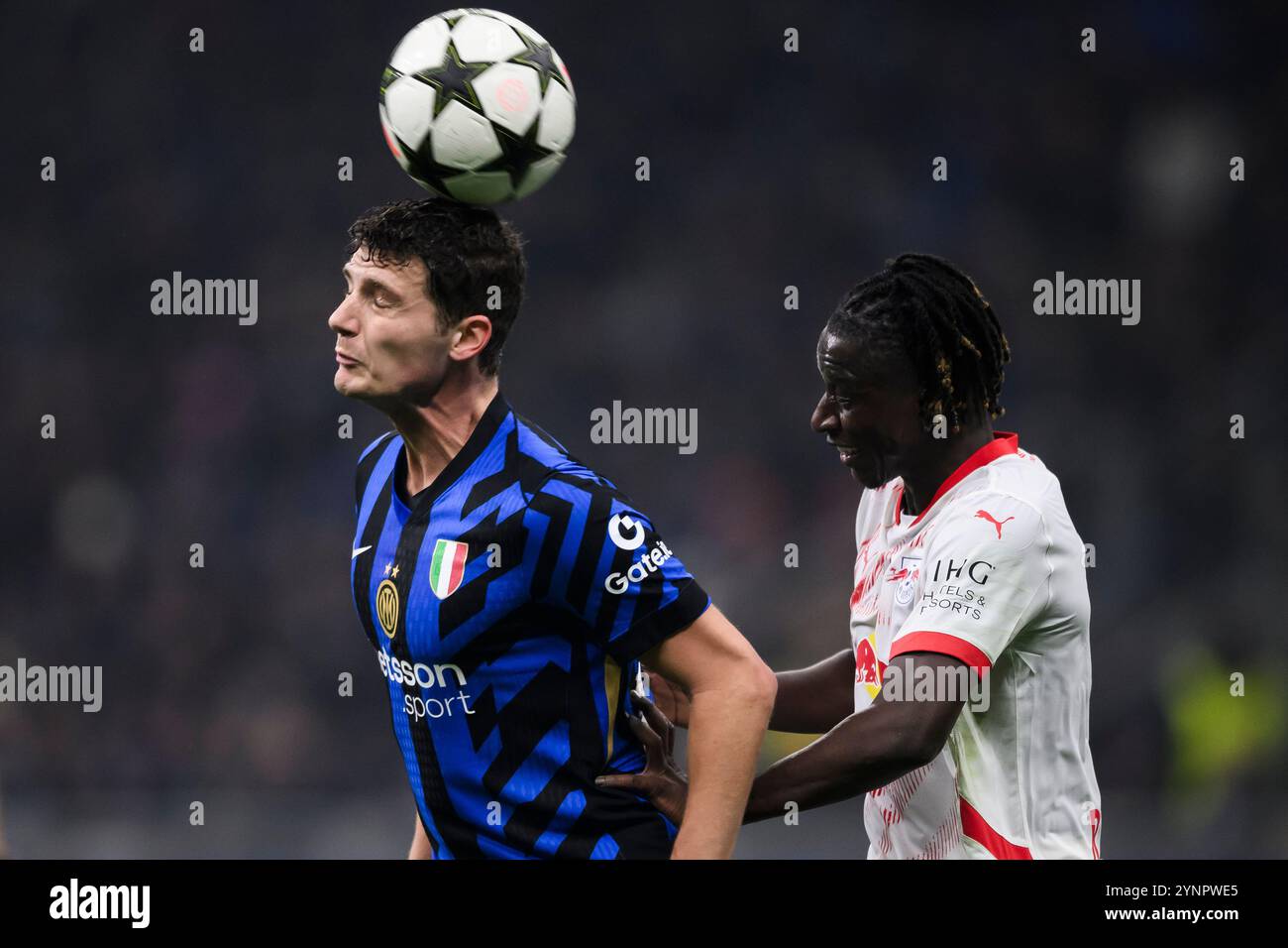 Mailand, Italien. 26. November 2024. Benjamin Pavard vom FC Internazionale tritt beim Fußball-Spiel der UEFA Champions League 2024/25 zwischen dem FC Internazionale und dem RB Leipzig gegen Amadou Haidara vom RB Leipzig an. Quelle: Nicolò Campo/Alamy Live News Stockfoto