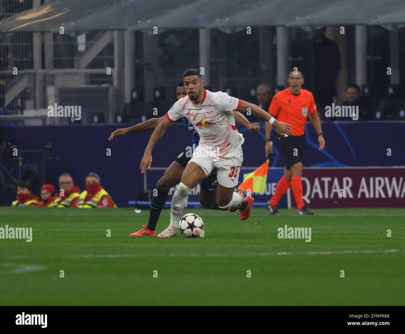 Mailand, Italien. November 2024. Benjamin Henrichs vom RB Leipzig während der UEFA Champions League 2024/25, Fußballspiel zwischen dem FC Inter und dem RB Leipzig am 26. November 2024 im San Siro Stadion Giuseppe Meazza in Mailand, Italien, Credit: Nderim Kaceli/Alamy Live News Stockfoto