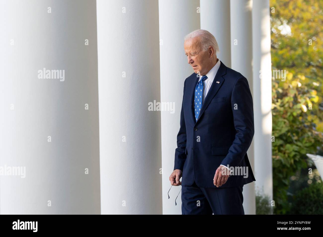 Washington, Usa. November 2024. US-Präsident Joe Biden geht vom Oval Office zum Rosengarten, um eine Erklärung abzugeben, nachdem Israel und die vom Iran unterstützte Miliz Hisbollah im Weißen Haus in Washington, DC, am Dienstag, den 26. November 2024, einem von den USA vermittelten Waffenstillstand zugestimmt hatten. Foto: Chris Kleponis/UPI Credit: UPI/Alamy Live News Stockfoto