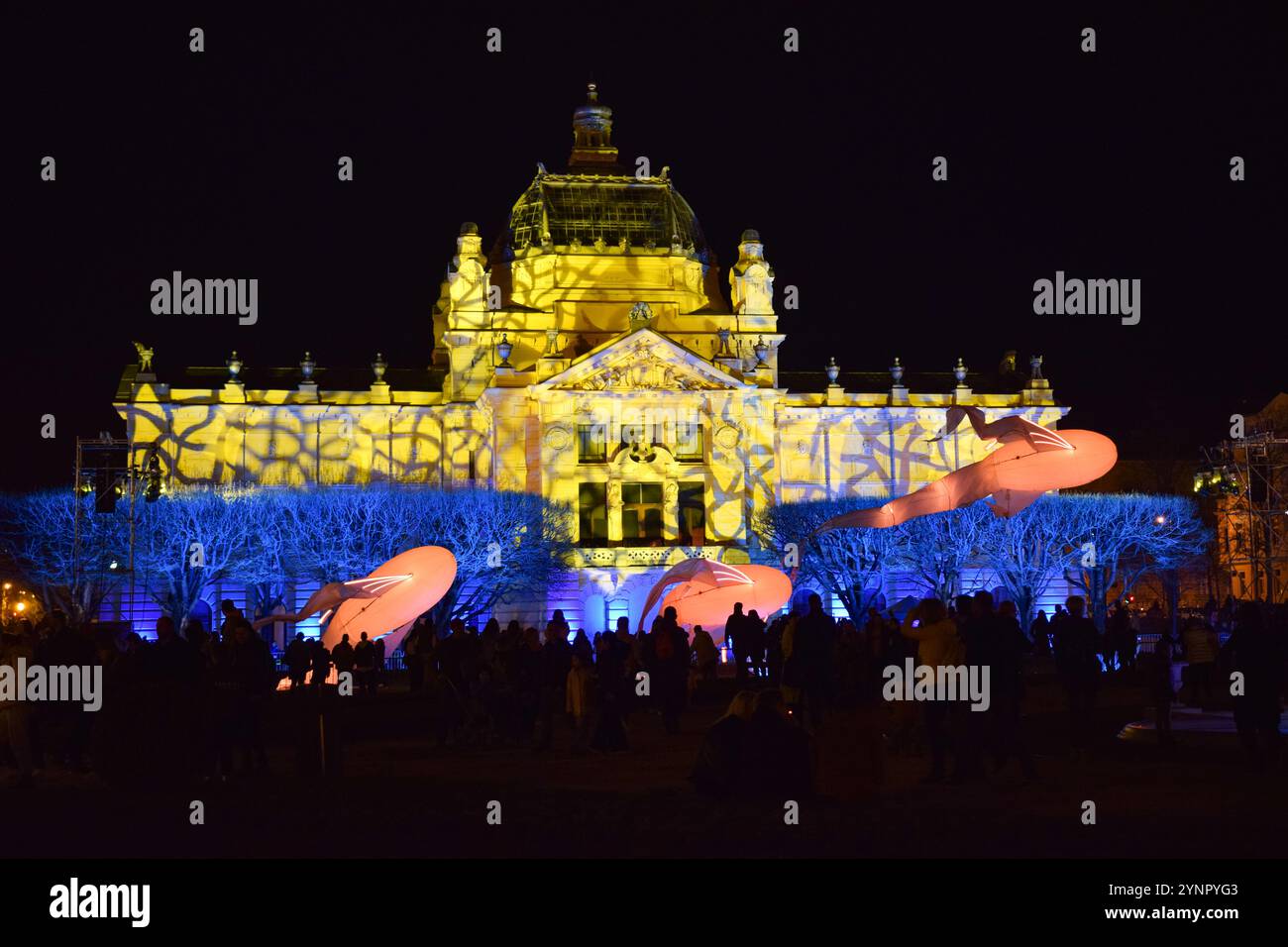 Beleuchtetes Gebäude im Art Pavillon beim Festival of Lights in Zagreb mit Tanz von imaginären, beleuchteten Vögeln Stockfoto