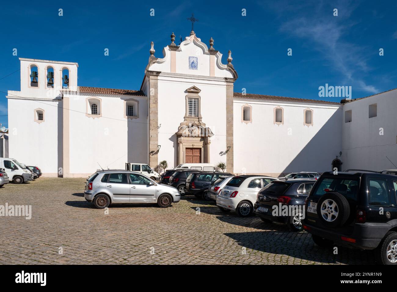 Kirche des Dritten Ordens unserer Lieben Frau vom Berg Karmel (Igreja da Ordem Terceira de Nossa Senhora do Carmo) unter blauem Himmel und Sonnenschein, Tavira, Algarve Stockfoto