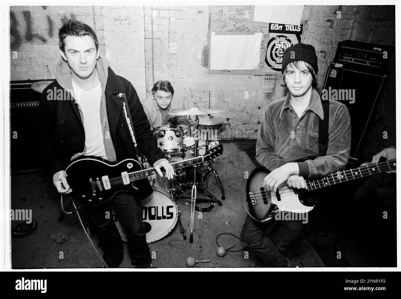60 FT DOLLS, PROBERAUM, 1998: Die walisische dreiköpfige Punkrock-Band 60 ft Dolls in ihrem Proberaum in Newport, Wales, Großbritannien am 16. März 1998. Foto: Rob Watkins. INFO: 60 ft Dolls, eine walisische Alternative Rock Band der 90er Jahre, hat Punk, Rock und Pop-Einflüsse gemischt. Mit ihrem dynamischen Sound und ihren temperamentvollen Auftritten erregten sie mit dem Album „The Big 3“ Aufmerksamkeit, bevor sie sich auflösten und die pulsierende Britpop-Ära prägten. Stockfoto