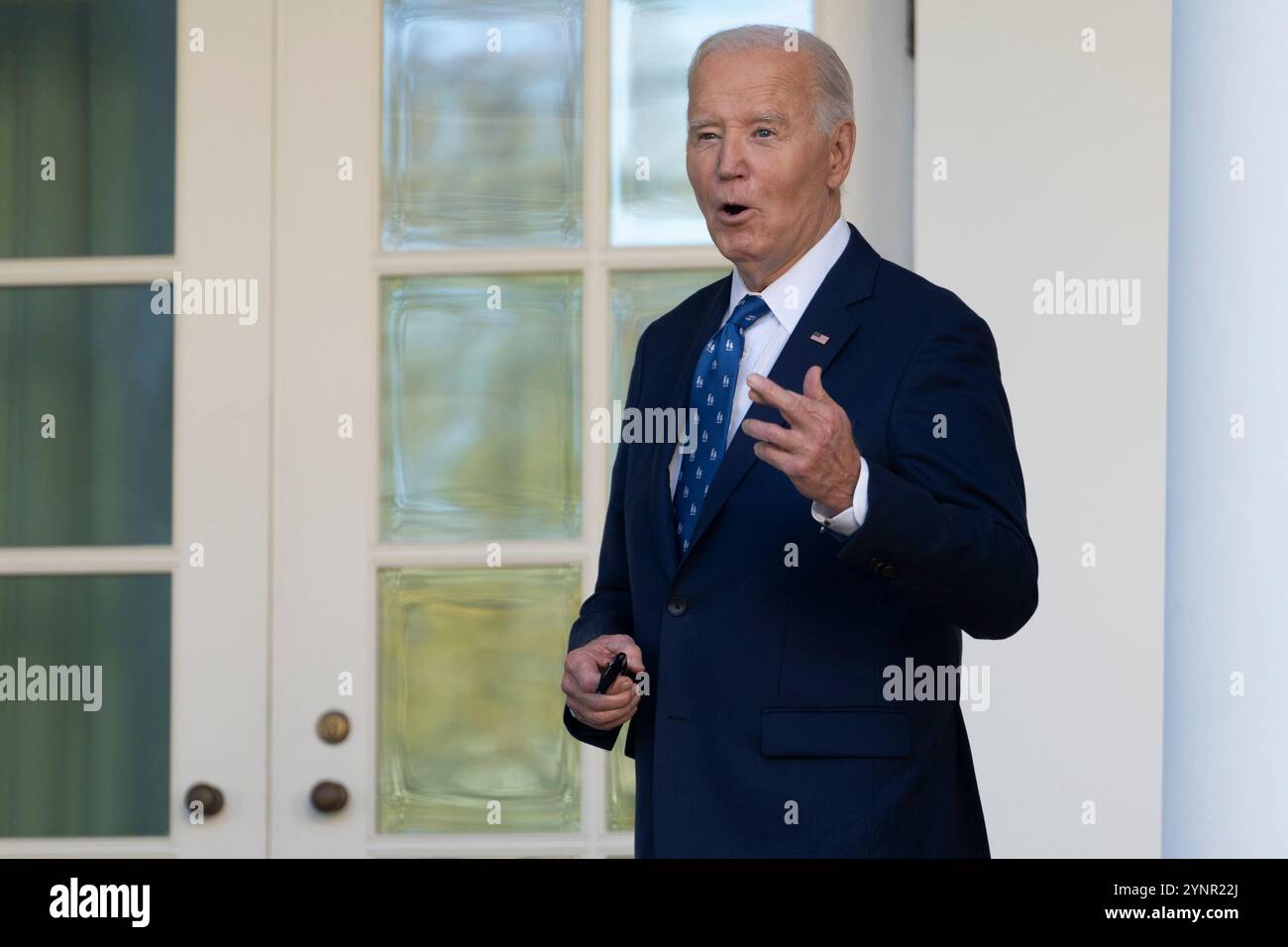 Washington, Usa. November 2024. US-Präsident Joe Biden macht auf dem Weg zurück zum Oval Office eine Geste, nachdem er eine Erklärung abgegeben hatte, nachdem Israel und die vom Iran unterstützte Miliz Hisbollah im Weißen Haus in Washington, DC, Dienstag, den 26. November 2024 einem von den USA vermittelten Waffenstillstand zugestimmt hatten. Foto: Chris Kleponis/UPI Credit: UPI/Alamy Live News Stockfoto