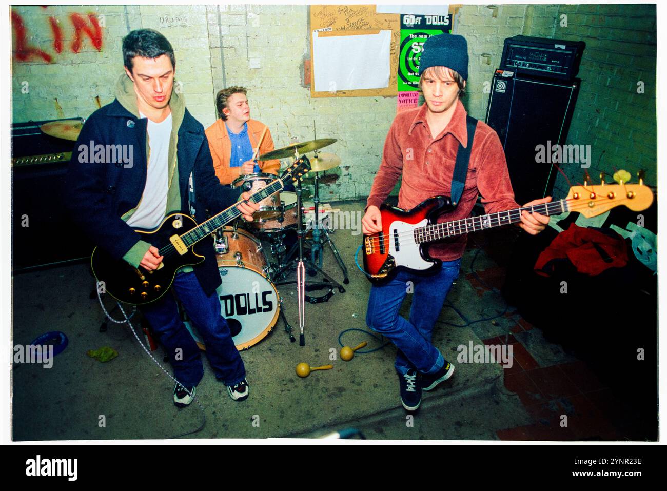 60 FT DOLLS, PROBERAUM, 1998: Die walisische dreiköpfige Punkrock-Band 60 ft Dolls in ihrem Proberaum in Newport, Wales, Großbritannien am 16. März 1998. Foto: Rob Watkins. INFO: 60 ft Dolls, eine walisische Alternative Rock Band der 90er Jahre, hat Punk, Rock und Pop-Einflüsse gemischt. Mit ihrem dynamischen Sound und ihren temperamentvollen Auftritten erregten sie mit dem Album „The Big 3“ Aufmerksamkeit, bevor sie sich auflösten und die pulsierende Britpop-Ära prägten. Stockfoto