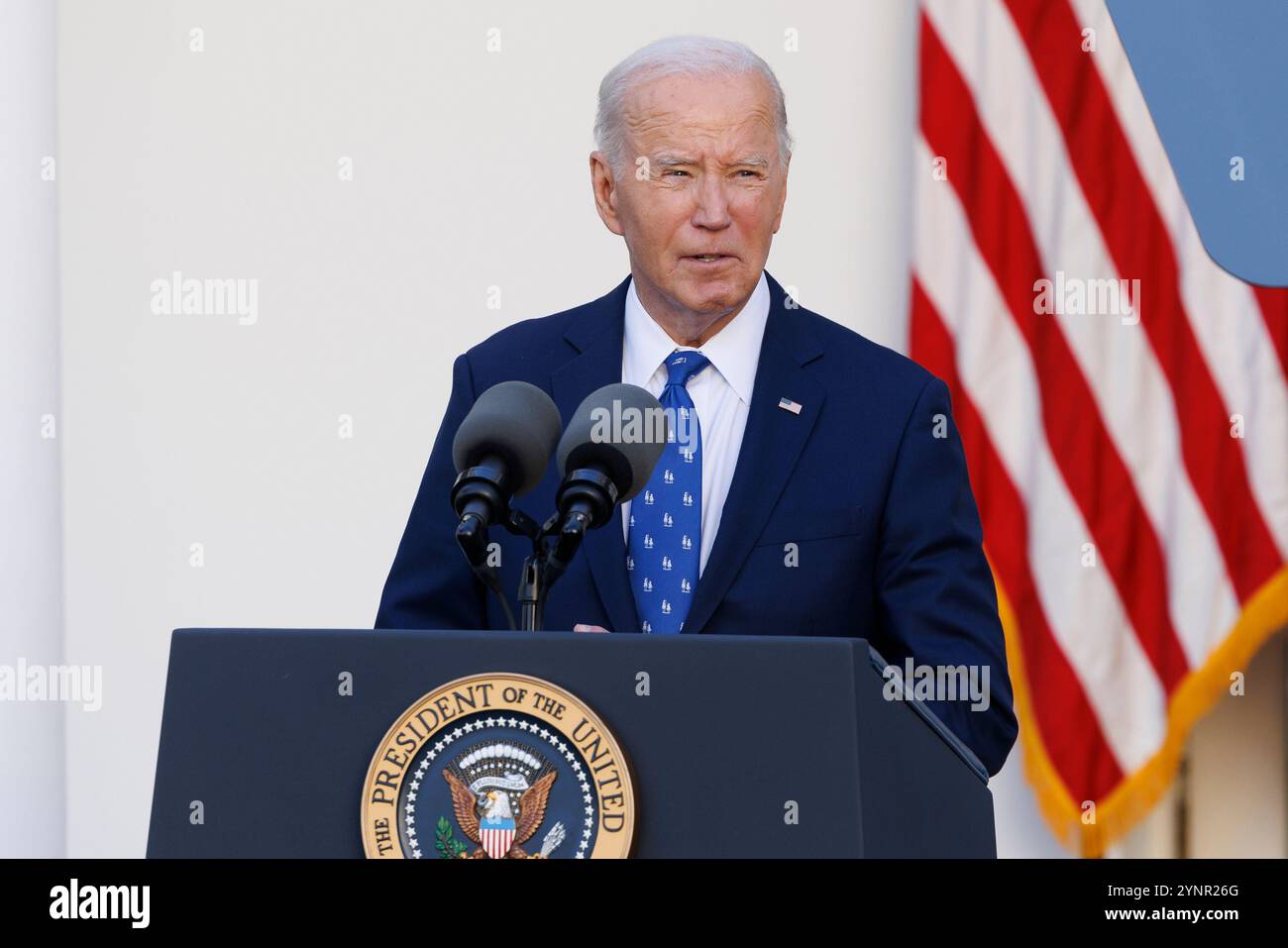 Washington, Usa. November 2024. Präsident Joe Biden gibt auf einer Pressekonferenz im Rosengarten des Weißen Hauses in Washington DC eine Rede: Präsident Biden gibt bekannt, dass Israel und die Hisbollah einen Waffenstillstand vereinbart haben. (Foto: Aaron Schwartz/SIPA USA) Credit: SIPA USA/Alamy Live News Stockfoto