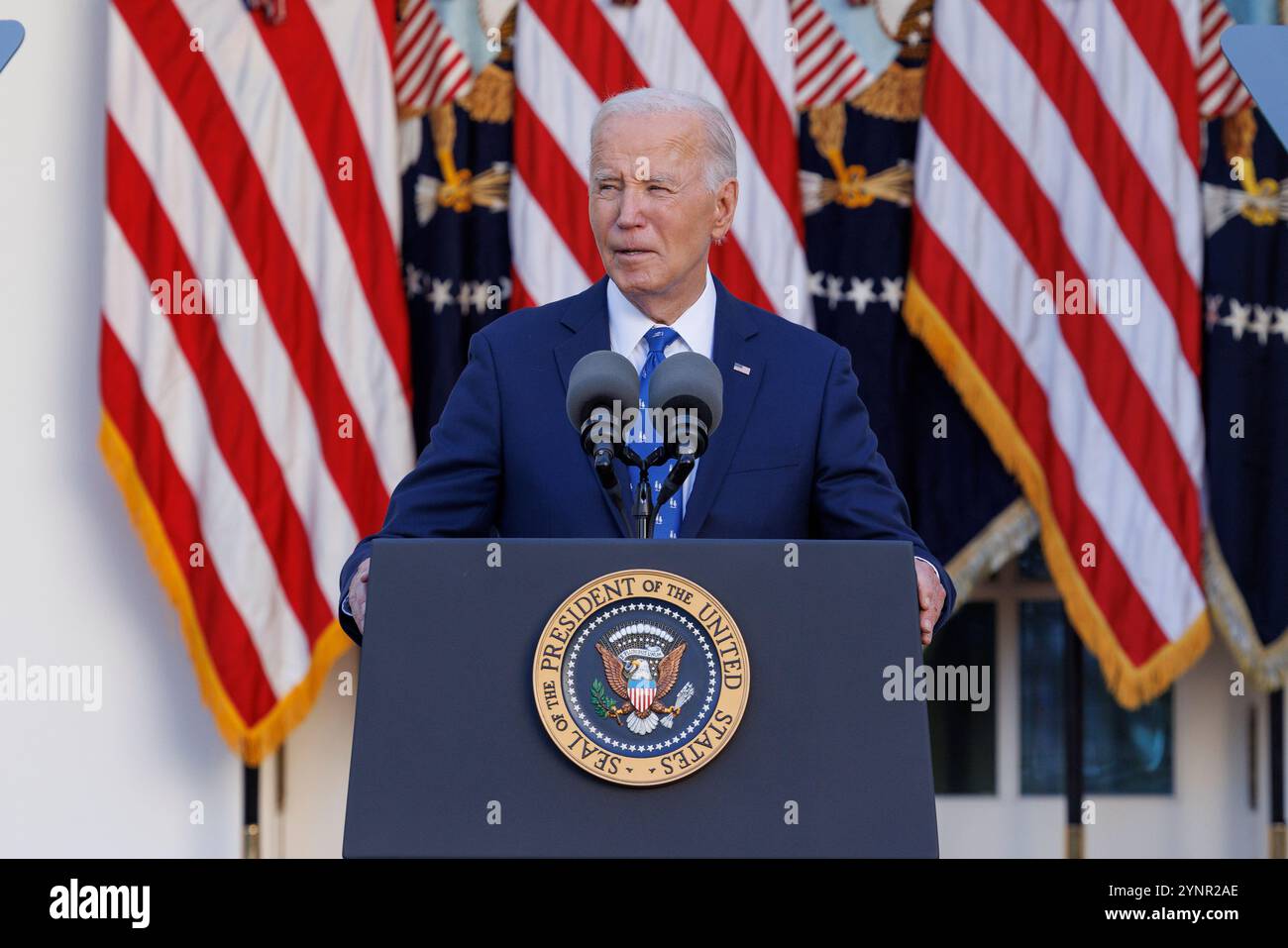 Washington, Usa. November 2024. Präsident Joe Biden gibt auf einer Pressekonferenz im Rosengarten des Weißen Hauses in Washington DC eine Rede: Präsident Biden gibt bekannt, dass Israel und die Hisbollah einen Waffenstillstand vereinbart haben. (Foto: Aaron Schwartz/SIPA USA) Credit: SIPA USA/Alamy Live News Stockfoto