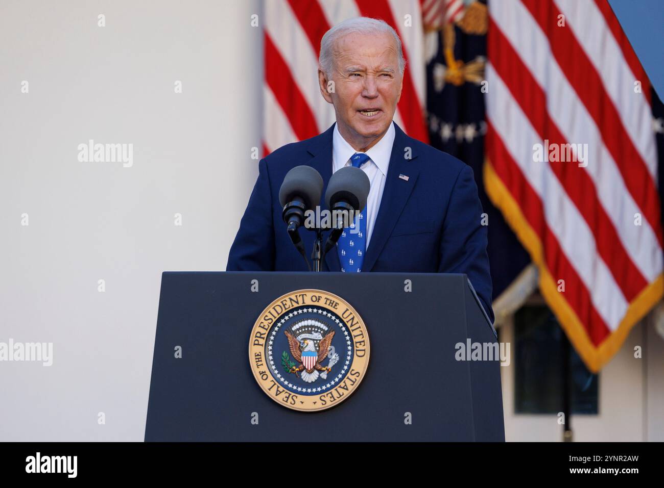 Washington, Usa. November 2024. Präsident Joe Biden gibt auf einer Pressekonferenz im Rosengarten des Weißen Hauses in Washington DC eine Rede: Präsident Biden gibt bekannt, dass Israel und die Hisbollah einen Waffenstillstand vereinbart haben. (Foto: Aaron Schwartz/SIPA USA) Credit: SIPA USA/Alamy Live News Stockfoto