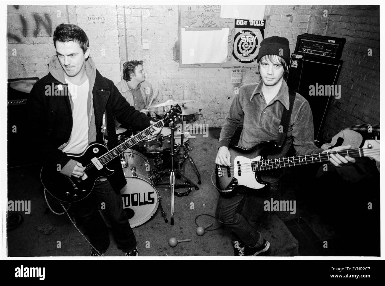 60 FT DOLLS, PROBERAUM, 1998: Die walisische dreiköpfige Punkrock-Band 60 ft Dolls in ihrem Proberaum in Newport, Wales, Großbritannien am 16. März 1998. Foto: Rob Watkins. INFO: 60 ft Dolls, eine walisische Alternative Rock Band der 90er Jahre, hat Punk, Rock und Pop-Einflüsse gemischt. Mit ihrem dynamischen Sound und ihren temperamentvollen Auftritten erregten sie mit dem Album „The Big 3“ Aufmerksamkeit, bevor sie sich auflösten und die pulsierende Britpop-Ära prägten. Stockfoto