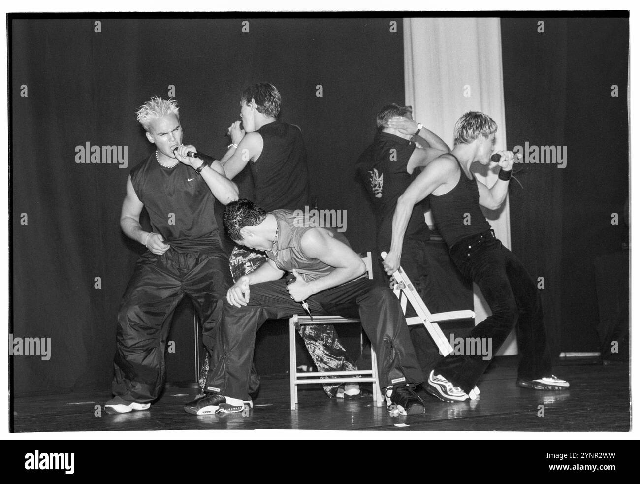 NORTHERN LINE, WHOLE BAND, ORIGINAL LINE-UP, SMASH HITS TOUR, 1999: Die ursprüngliche Besetzung der Boyband Northern Line, die am 20. November 1999 live in der Cardiff International Arena CIA in Cardiff, Wales, Großbritannien spielte. Foto: Rob Watkins. INFO: Northern Line war eine britische Boyband, die ursprünglich aus Lee Baldry, Dan Corsi, Andy Love, Ian Mason und Michael Sharpe bestand, die 1998 gegründet und 2000 nach drei Charts aufgelöst wurde. Stockfoto