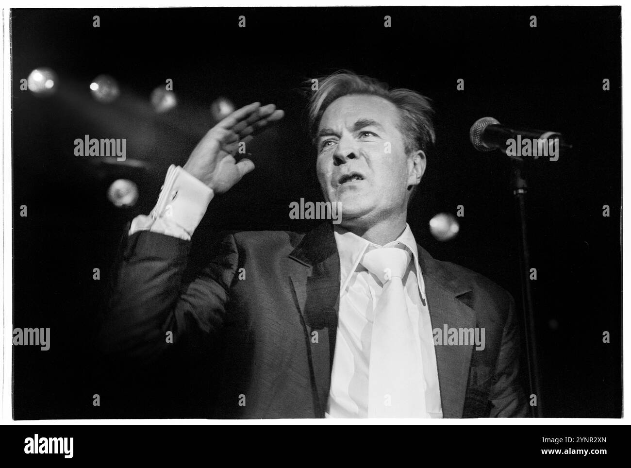 MARTIN FRY, ABC, KONZERT, 2002: Martin Fry von der Band ABC spielte am 18. April 2002 live in der Cardiff International Arena in Wales. Foto: Rob Watkins. INFO: ABC ist eine Sheffield-Band, die Anfang der 1980er Jahre gegründet wurde und für ihre raffinierte Mischung aus New Wave und Synthie-Pop bekannt ist. Mit Hits wie The Look of Love und The Lexicon of Love, einem von der Kritik gefeierten Album, erreichten sie Erfolge. Stockfoto MARTIN FRY, ABC, KONZERT, 2002: Martin Fry von der Band ABC spielte am 18. April 2002 live in der Cardiff International Arena in Wales. Foto: Rob Watkins. INFO: ABC ist eine Sheffield-Band, die Anfang der 1980er Jahre gegründet wurde und für ihre raffinierte Mischung aus New Wave und Synthie-Pop bekannt ist. Mit Hits wie The Look of Love und The Lexicon of Love, einem von der Kritik gefeierten Album, erreichten sie Erfolge. Stockfoto